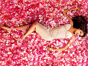 Jessica Alba, rose, pink, petals, girl, actress, dress, woman HD wallpaper