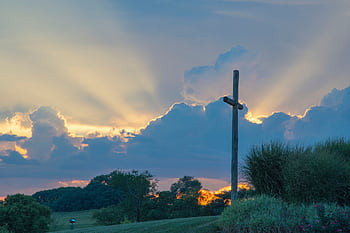 Beautiful sunset with wooden cross in a serene landscape of Frederick, MD, USA. HD wallpaper