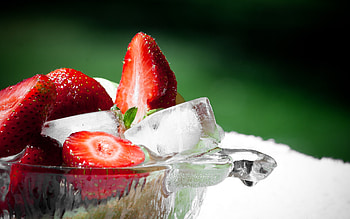 Iced srtawberry, strawberry, graphy, red, fruits, food, ice HD wallpaper