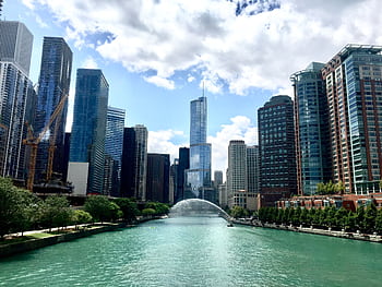 A stunning view of Chicago's skyline and river, featuring iconic skyscrapers under a bright blue sky. HD wallpaper