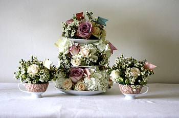 Bouquerts of Roses, white, bouquets, roses, flowers, cup, lovely HD wallpaper