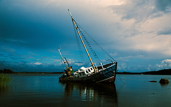 Abandoned Boat, river, boat, abandoned, water HD wallpaper