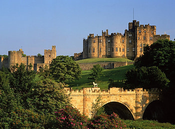 Alnwick castle and lion bridge, old, bridge, medieval, lion, castle HD wallpaper
