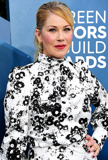 Christina Applegate, 50th birtay after MS diagnosis HD phone wallpaper