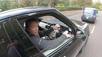 Guy Ritchie banned, Texting at the wheel, London cyclist, Driving offense HD wallpaper