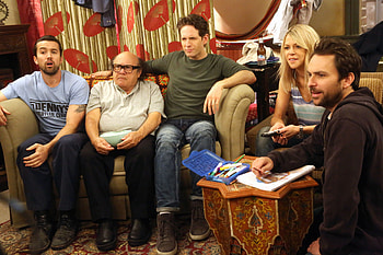 Sunny Philadelphia's Kaitlin Olson, Emmy's burn war, Award show feud, Memorable moment HD wallpaper