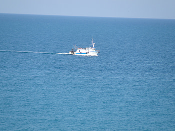 Boat in the middle of the sea, sea, boat, italy, launches HD wallpaper