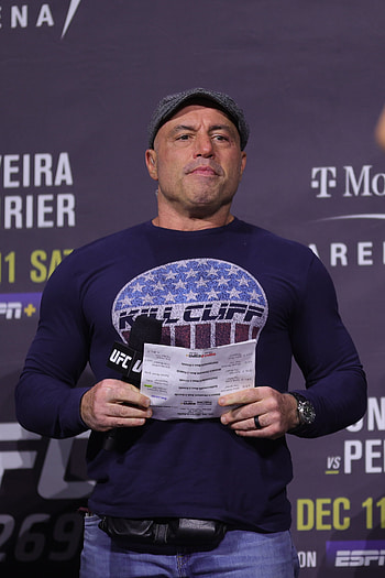 Joe Rogan, Vaccine comments, Doctor's appeal, Public health HD phone wallpaper