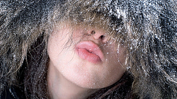 kiss in the snow, snow, brunette, face, kiss, girl HD wallpaper