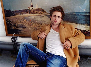 Ǥσяɢɛσʋƨ Яσвɛят Ƥαттιиƨσи, coat, blue eyes, lounging, gorgeous, jacket, hands, light house, jeans, gentlemen, robert pattinson, painting, lips, handsome HD wallpaper