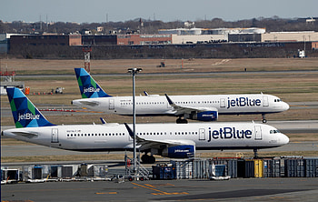 JetBlue Airways, Consumer favorite, Top-ranked airline, Customer satisfaction HD wallpaper
