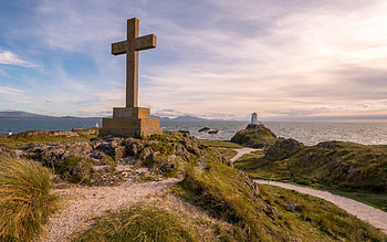 Cross in Wales, UK, UK, cross, sea, lighthouse, path, Wales HD wallpaper