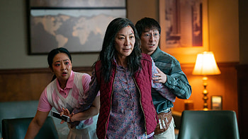 Ke Huy Quan Michelle Yeoh Stephanie Hsu Everything Everywhere All at Once HD wallpaper