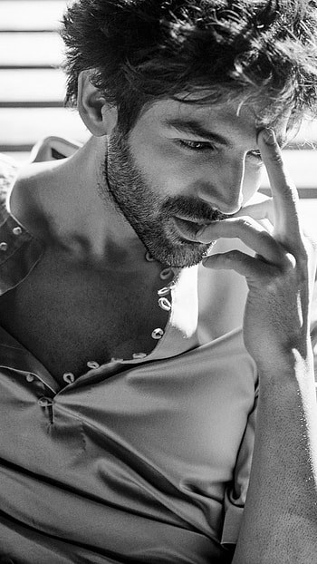 Kartik Aryan, Black And White, hoot HD phone wallpaper