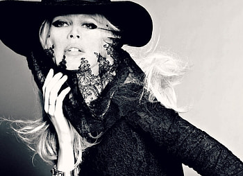 Claudia Schiffer, white, black, model, bw, girl, hat, woman HD wallpaper