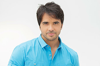 Luis Fonsi , Captivating visuals, Musical journey HD wallpaper