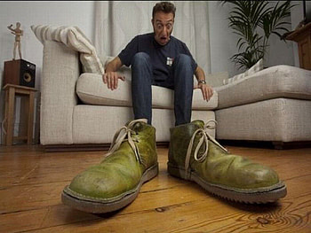 Fit the shoes, funny, humor, people, shoes HD wallpaper