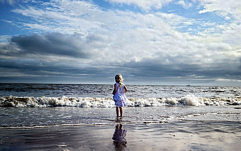 Sea, Waves, Shore, Bank, Miscellanea, Miscellaneous, Girl, Child HD wallpaper