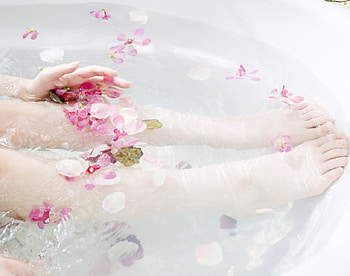 Relaxing time, relaxing, petals, feet, spa, flowers, girl HD wallpaper