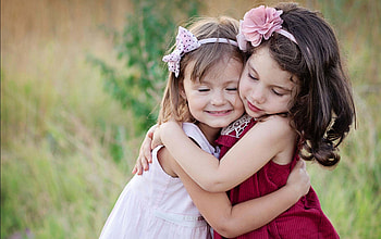 Cute sisters hugging HD wallpaper