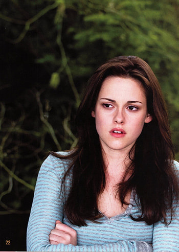 Bella (Twilight), Enigmatic character, Romantic stills, Kristen Stewart portrayal HD phone wallpaper