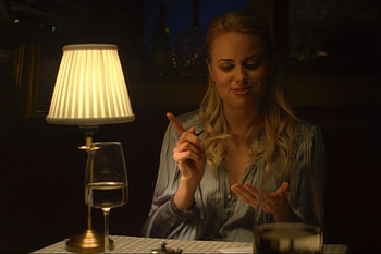 Tinder Swindler, Stop blaming victims HD wallpaper