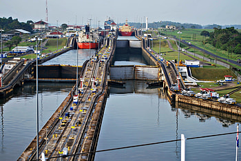 Panama Canal construction story, Engineering feat, Historical narrative, Striking achievement HD wallpaper