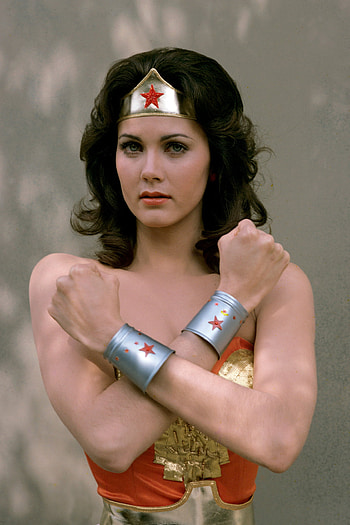 Lynda Carter, Wonder Woman defender, Critic-proof, New York Times feature HD phone wallpaper
