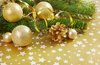 Christmas Balls, holidays, graphy, cute, stars, gold, beauty, xmas, holiday, magic christmas, new year, golden, merry christmas, magic, balls, beautiful, garland, tree, happy new year, decoration, pretty, christmas, green, ball, yellow, decorations, lovely HD wallpaper