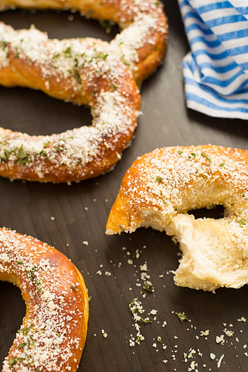 Garlic parmesan, Pretzel HD phone wallpaper