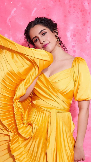 Sanya Malhotra, Heroine HD phone wallpaper