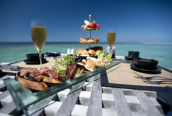 Romantic Lunch on a Tropical Island, island, dinner, champagne, sand, tropical, dine, tahiti, beach, islands, ocean, picnic, sea, exotic, paradise, breakfast, lunch, bora bora, polynesia HD wallpaper