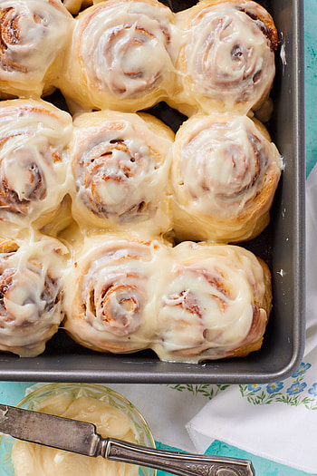Cinnabon, Homemade rolls, Bigger bolder baking, Cinnamon delight HD phone wallpaper