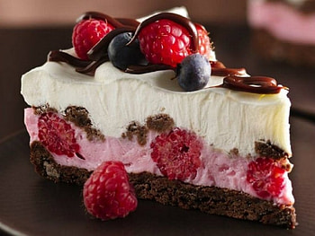 Chocolate-Berry Youghurt Slice, white, chocolate, health, berries, slice, food, cake, brown, red HD wallpaper