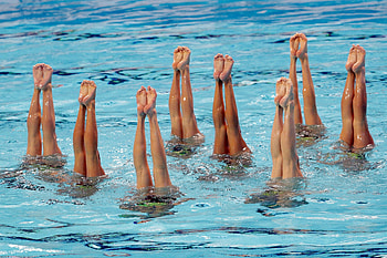 Mind-blowing , Duiken kijken exhibition, Captivating underwater ballet, Synchronized swimming artistry HD wallpaper
