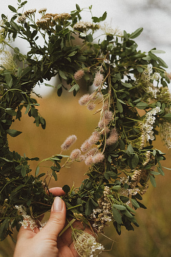 Flowers, Grass, Hand, Miscellanea, Miscellaneous, Fingers, Wreath HD phone wallpaper