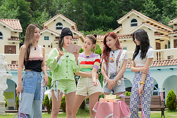 ITZY K-pop, AsiaChan board, Global superstar, Music phenomenon HD wallpaper