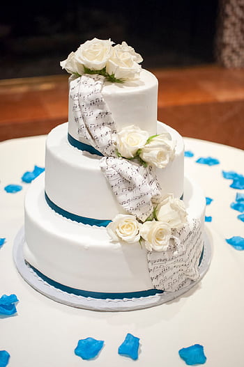 Three-tier wedding cake with white roses and musical notes. Elegant design for special occasions. HD phone wallpaper