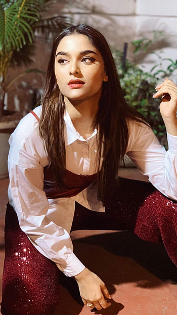 Saiee Manjrekar, Bollywoood, Saiee Manjrekar Bollywood Heroine HD phone wallpaper