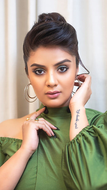 Sreemukhi, anchor, actress HD phone wallpaper