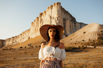 Plains, cowgirls, brunettes, hats HD wallpaper