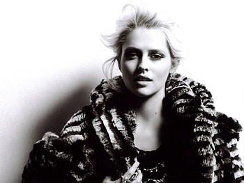 Teresa Palmer, blonde, bw, girl, actress, white, black, model, woman, fur HD wallpaper