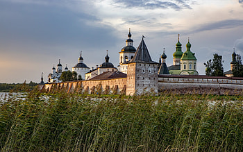 Monastery in Russia, monastery, reeds, lake, Russia HD wallpaper