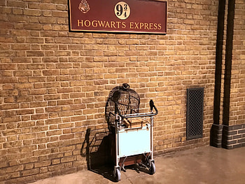 Platform 9 3/4 movies, Harry Potter Studio Tour London, Behind-the-scenes visit, Magical experience HD wallpaper