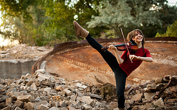 Lindsey Stirling, Celebrated musician, Vibrant personality, Memorable performances HD wallpaper