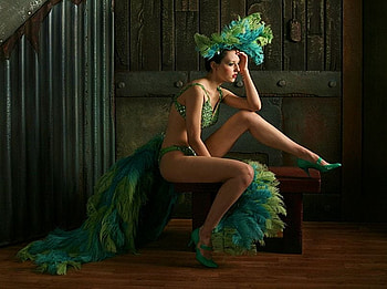 HER EMERALD OUTFIT, emerald, outfit, shoes, suit, body, feater, beauty HD wallpaper
