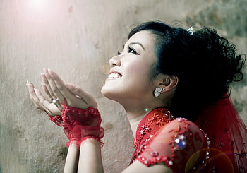 Thankful for Today, gentle, upward gaze, hands, happiness, woman, beauty HD wallpaper
