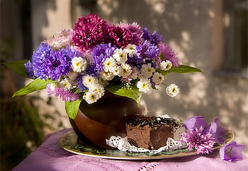 Colors spread, table, bouquet, plate, window, pieslice, vase, cloth HD wallpaper
