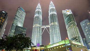 Malaysia night, Petronas Twin Towers KLCC mall, Time lapse HD wallpaper