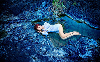 Girl in a white shirt lies in the water, women, model, redhead, Girl HD wallpaper